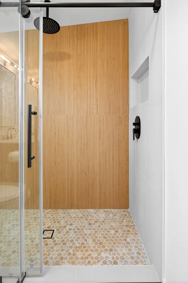 Shower with rain head, niche and hexagon floor