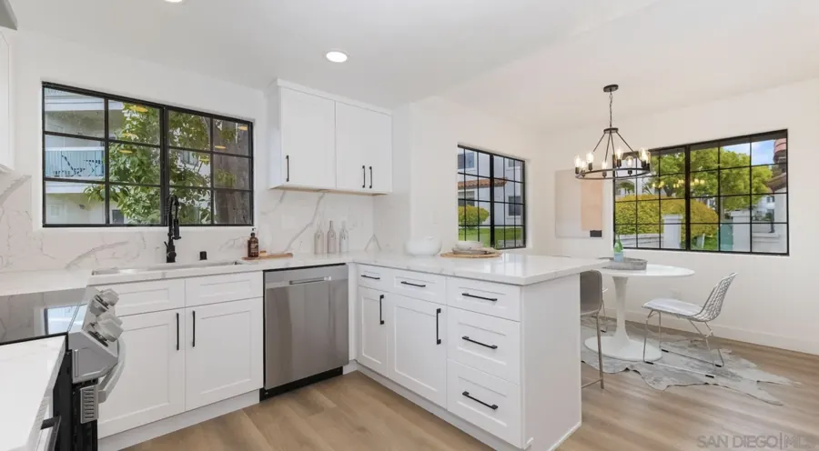 White kitchen with peninsula and breakfast nook