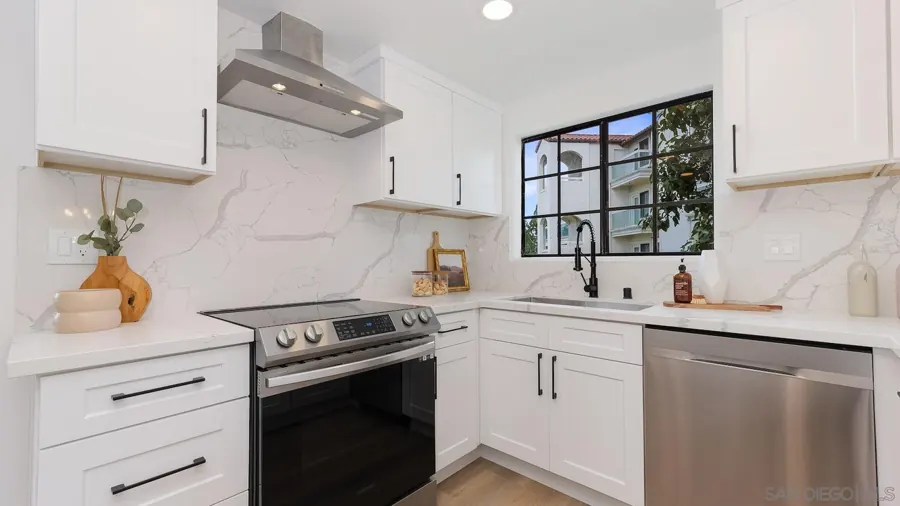 Kitchen range wall with quartz backsplash